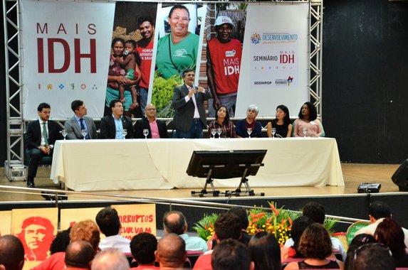 O governo do Maranhão firmou mais dois importantes acordos para o desenvolvimento social do Estado; o chefe do executivo maranhense, Flávio Dino, assinou a adesão aos Objetivos de Desenvolvimento Sustentável (ODS) com o Programa das Nações Unidas para o Desenvolvimento (PNUD); a assinatura foi realizada durante a solenidade de encerramento do Seminário Mais IDH, que avaliou as estratégias do Plano de promoção do desenvolvimento econômico e social dos 30 municípios com menor Índice de Desenvolvimento Humano Municipal (IDHM) do estado