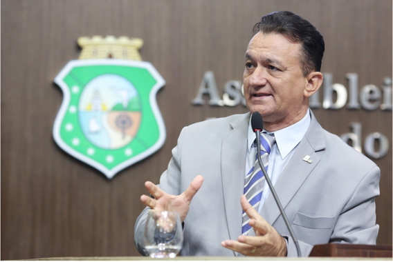 O deputado estadual Ferreira Aragão (PDT) saiu em defesa do governador Camilo Santana (PT), alvo de críticas na Assembleia pela violência crescente no Estado. "Ele aumentou os efetivos das polícias Militar e Civil, ampliou delegacias, investiu em viaturas e armamentos, e me pergunto o quê mais é necessário fazer, pois ele fez tudo o que um governador pode fazer", defendeu. Para o parlamentar, a problemática é uma questão nacional, que necessita de respostas do Governo Federal e do Congresso