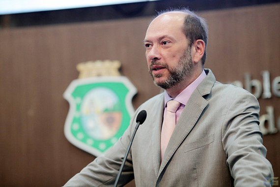 A decisão do juiz Fábio Medeiros Falcão de Andrade, da 24ª zona eleitoral, foi baseada numa ação movida por compra de votos contra Ivo Gomes (PDT) e sua vice, Christianne Coelho (PT). O prefeito de Sobral informou, em publicação no seu Facebook na noite desta segunda-feira (27), que irá recorrer ao Tribunal Regional Eleitoral. Ele poderá aguardar julgamento no cargo   