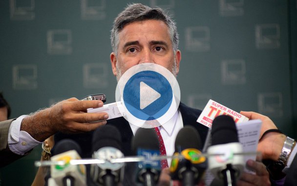 Deputado federal Paulo Pimenta lembra que pedido de prisão foi apresentado pelo procurador Rodrigo Janot ainda na sexta-feira (8) e só no domingo o ministro Edson Fachin autorizou as prisões de Joesley Batista e Ricardo Saud; "Nesse intervalo, o Janto se encontra com o advogado de Joesley num boteco em Brasília, por acaso, numa situação no mínimo constrangedora", diz o parlamentar; Pimenta ainda afirma que a PF deu a possibilidade de Saud e Joesley se apresentarem e apenas nesta segunda-feira foram realizadas busca e apreensão nas residências dos acusados; "Uma história mal contada", critica o deputado