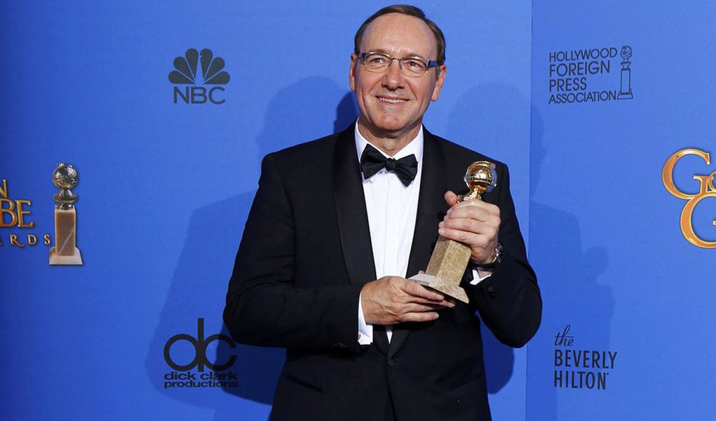 Diretor e os produtores do filme finalizado, mas ainda não divulgado, "Todo o Dinheiro do Mundo", decidiram remover Kevin Spacey da produção, escalar outro ator para seu papel e regravar suas cenas após o surgimento de denúncias de assédio sexual contra o ator; Spacey será substituído pelo veterano Christopher Plummer no papel de Jean Paul Getty, falecido magnata norte-americano do petróleo, no drama dirigido por Ridley Scott sobre o sequestro de seu neto adolescente, John Paul Getty 3º, em 1973