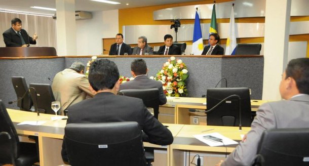 A Comissão de Constituição, Justiça e Redação (CCJR) da Câmara de Palmas aprovou o pedido do vereador Lúcio Campelo (PR) para a instalação de uma CPI com o objetivo de investigar contratos da Prefeitura de Palmas com o Instituto Sócio Educacional Solidariedade (ISES); o parlamentar chama a atenção para contratos milionários que somaram R$ 51 milhões de pagamento naquele ano à empresa; de acordo com o MP, os termos de parceria tinham como finalidade “uma verdadeira terceirização ilícita de mão de obra” e servidores municipais foram exonerados para, imediatamente após, serem contratados pela Oscip Ises