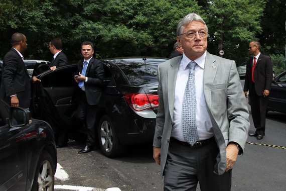 Principal estrela do PSDB de Alagoas, o ex-governador Teotonio Vilela, alvo de investigação na operação Caribdis, da Polícia Federal, e denunciado pelo Ministério Público Federal por corrupção passiva e ocultação de patrimônio em nome dos filhos, diz que o plano de disputar o Senado não mudou; em nota, ele afirma que tudo será esclarecido e que confia na Justiça; segundo denúncia do MPF, Vilela é suspeito de ter recebido mais de R$ 2 milhões em propina de construtoras nas obras do Canal do Sertão