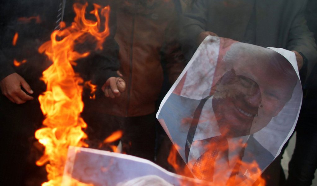 Dezessete pessoas ficaram feridas por disparos de soldados israelenses, disseram médicos, em protestos de palestinos na Cisjordânia ocupada e na Faixa de Gaza, um dia depois de os Estados Unidos reconhecerem Jerusalém como capital de Israel; nas cidades de Hebron e Al-Bireh, na Cisjordânia, milhares de manifestantes protestaram aos brados de "Jerusalém é a capital do Estado da Palestina", disseram testemunhas; um dos manifestantes  foi atingido por munição letal e outros 14 por balas de borracha