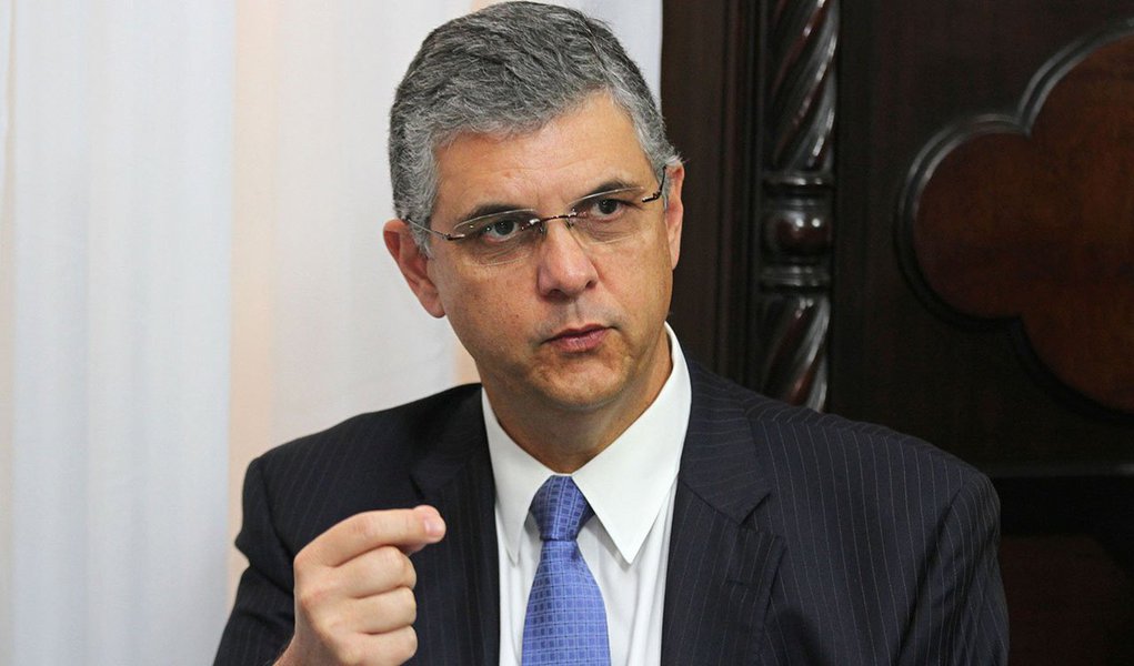 O governo do estado Rio informou que os salários de servidores ativos, inativos e pensionistas deverão ser regularizados em até 60 dias; a informação foi concedida durante a homologação do acordo de recuperação fiscal, no Palácio Guanabara, na Zona Sul do Rio; com regularização do processo, o estado poderá contrair empréstimos de até R$ 3,5 bilhões e, como consequência, os pagamentos devem voltar a acontecer em prazos regulares; secretário estadual da Fazenda, Gustavo Barbosa afirmou que "o somatório das medidas, nos próximos 6 anos, terá essa magnitude de R$ 94 bilhões"