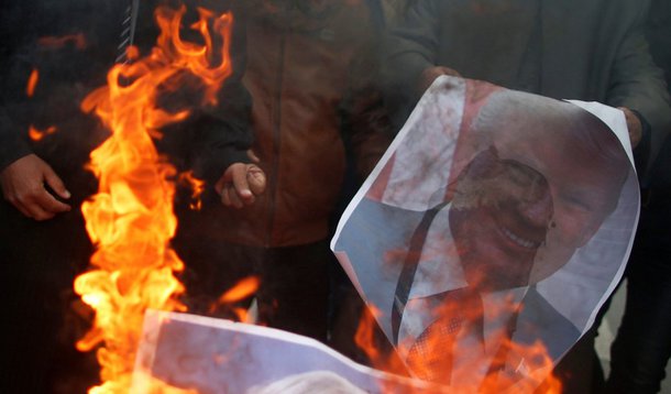 Dezessete pessoas ficaram feridas por disparos de soldados israelenses, disseram médicos, em protestos de palestinos na Cisjordânia ocupada e na Faixa de Gaza, um dia depois de os Estados Unidos reconhecerem Jerusalém como capital de Israel; nas cidades de Hebron e Al-Bireh, na Cisjordânia, milhares de manifestantes protestaram aos brados de "Jerusalém é a capital do Estado da Palestina", disseram testemunhas; um dos manifestantes  foi atingido por munição letal e outros 14 por balas de borracha