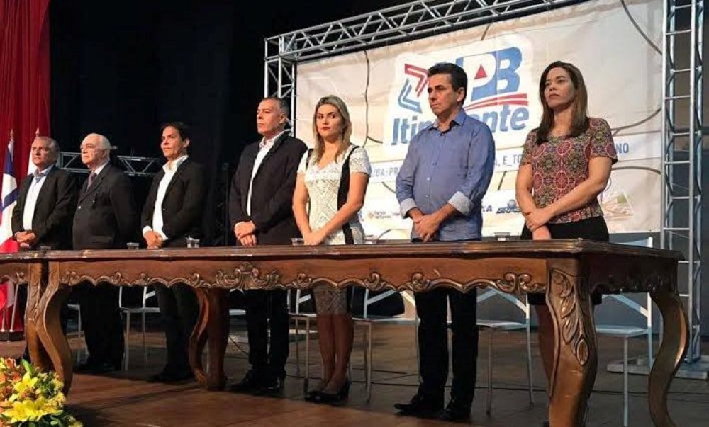 A presidente da Fundação Luís Eduardo Magalhães, Maria Quitéria, participou em Alagoinhas na manhã desta quinta-feira de um encontro da 'UPB Itinerante'; a ex-prefeita de Cardeal da Silva atendeu a convite de seu sucessor na presidência da União dos Municípios da Bahia (UPB), Eures Ribeiro; Quitéria afirmou que "é muito bom saber que apesar de estar à frente da Flem, minha formação como administradora e minha experiência como ex-prefeita de Cardeal da Silva e ex-presidente da UPB são valorizadas pelos agora gestores dos municípios da Bahia"