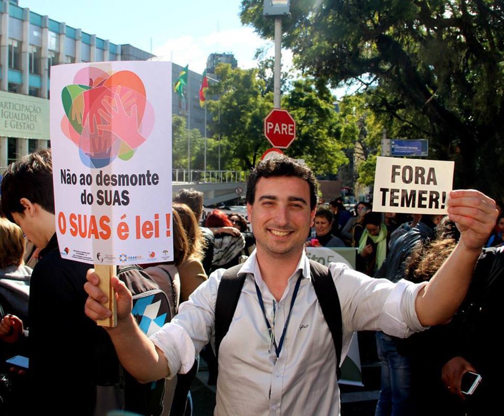 Publicitário João Goulart Neto, neto do ex-presidente João Goulart, deposto pela ditadura militar, alertou, por meio um artigo publicado nas redes sociais, que a atual situação do país poderá entrar em em uma "crise civil" resultando em um "golpe de classe" para perpetuar o poder das elites; "Podemos claramente afirmar que nossa democracia ficou em 'cheque'. Estamos como estamos porque o ódio e a intolerância foram disseminados para gerar uma Crise Civil no país e um grupo seleto tomar o poder a força no Brasil. Isto se chama "Golpe de Classe", destacou