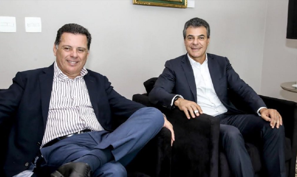 O governador Marconi Perillo e o governador do Paraná, Beto Richa, aproveitaram a reunião administrativa desta sexta-feira, 10, no Palácio Iguaçu, em Curitiba, para falar sobre os rumos do PSDB e da agenda da sucessão para a presidência nacional do partido, cuja convenção está marcada para 9 de dezembro; Marconi apresentou a Richa sua candidatura ao comando da legenda e afirmou estar em busca da unidade interna, em prol da construção de um programa de governo para o País. Os dois governadores são filiados no PSDB; “Marconi conta a com a nossa admiração e respeito, como de todo o partido, nessa missão de colocar o seu nome como candidato à presidência do nosso PSDB”, afirmou Richa