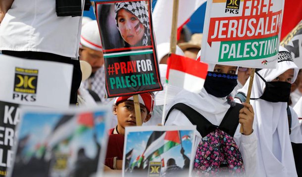 Polícia de Israel voltou a aumentar a segurança em Jerusalém, devido a possíveis novos protestos violentos, após a convocação - por parte das facções palestinas - de um novo Dia da Ira, em protesto ao reconhecimento do presidente Donald Trump da cidade como capital de Israel. "Foi montado um esquema de segurança com centenas de agentes da polícia e da Guarda de Fronteiras dentro e fora da Cidade Velha, onde fica a Esplanada", informou o porta-voz, porta-voz da Polícia israelense, Micky Ronsenfeld, advertindo que se acontecerem "protestos ilegais esta tarde, as unidades de polícia vão responder se for necessário"