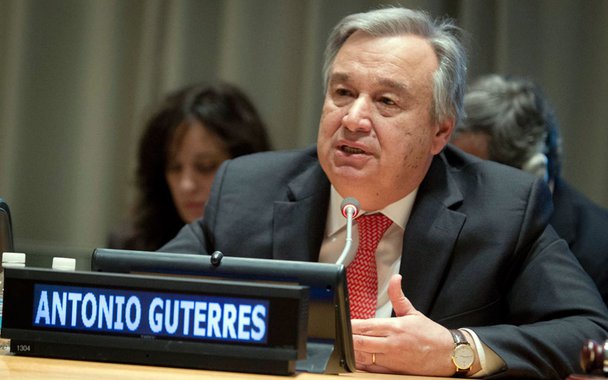 Mundo não pode permitir que haja um conflito entre os EUA e a Rússia, afirmou o secretário-geral da ONU, António Guterres; "Tenho a plena certeza de que a paz e a segurança no mundo dependem em muitos aspetos da possibilidade destes dois países — os pilares-chave da comunidade internacional — de manterem um diálogo frutífero, alcançando entendimento mútuo em várias áreas. O mundo não pode permitir que países tão grandes, potentes e importantes como os EUA e a Rússia tenham uma briga", disse Guterres acerca das tensões entre os dois países
