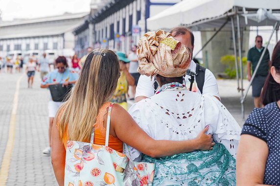 Baianas tipicamente trajadas e atração musical vão dar boas vindas, no dia 15 de novembro, aos passageiros do MSC Preziosa; segundo a previsão do governo estadual, cerca de 220 mil turistas deverão chegar ao litoral baiano em cruzeiros nesta temporada, um aumento de 8% em relação ao ano anterior
