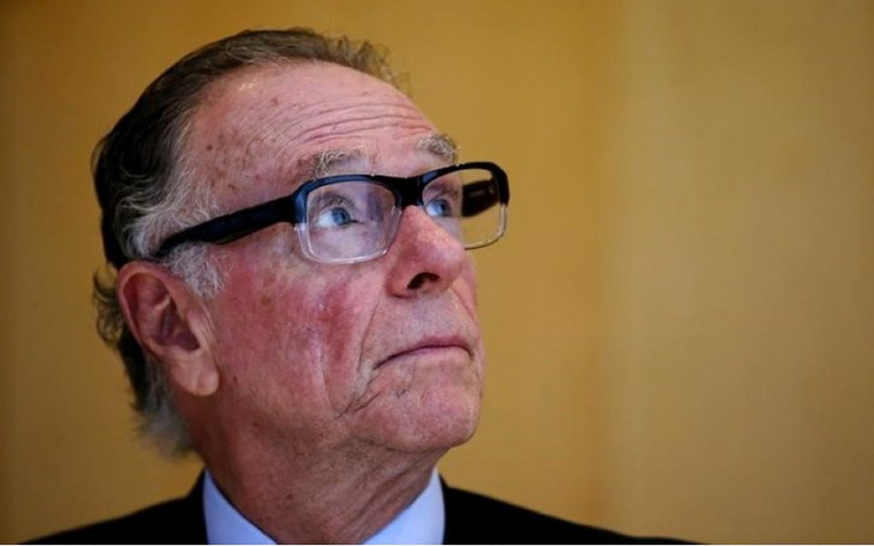 Ministério Público Federal (MPF) pediu o bloqueio de até R$ 1 bilhão pertencentes ao presidente do Comitê Olímpico Brasileiro (COB), Carlos Arthur Nuzman, do empresário Arthur Cesar Soares de Menezes Filho, conhecido como "Rei Arthur", e de sua ex-sócia Eliane Pereira Cavalcante; segundo o MPF, o objetivo é ressarcir danos derivados de fraude que resultou na escolha do Rio de janeiro como sede da Olimpíada Rio 2016; pedido de bloqueio inclui bens como apartamentos, carros, joias e até um jato particular