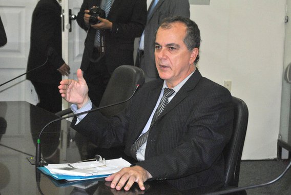 O deputado Ronaldo Medeiros (PMDB) anunciou que irá ingressar com uma ação popular com pedido de tutela antecipada na justiça contra o Banco do Brasil (BB), cobrando, entre outros pontos, a reabertura das agências fechadas em Alagoas; segundo o parlamentar, no Sertão apenas uma agência está funcionando