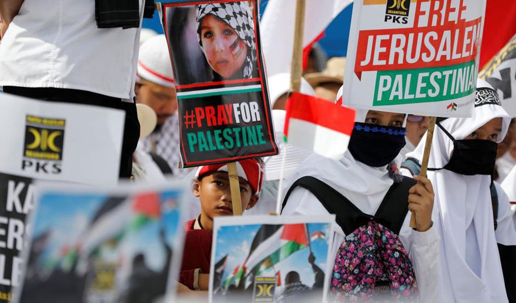 Polícia de Israel voltou a aumentar a segurança em Jerusalém, devido a possíveis novos protestos violentos, após a convocação - por parte das facções palestinas - de um novo Dia da Ira, em protesto ao reconhecimento do presidente Donald Trump da cidade como capital de Israel. "Foi montado um esquema de segurança com centenas de agentes da polícia e da Guarda de Fronteiras dentro e fora da Cidade Velha, onde fica a Esplanada", informou o porta-voz, porta-voz da Polícia israelense, Micky Ronsenfeld, advertindo que se acontecerem "protestos ilegais esta tarde, as unidades de polícia vão responder se for necessário"