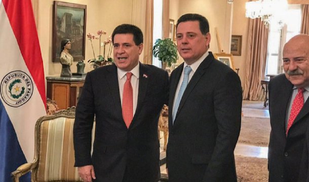 O embaixador do Paraguai no Brasil, Manuel Cáceres, avisou ao governador Marconi Perillo (PSDB) nesta quinta-feira, em almoço no Palácio das Esmeraldas, que o presidente paraguaio, Horácio Cartes, visitará Goiânia no próximo dia 20 para estreitar laços comerciais com o Estado; será também uma forma de retribuir a visita comercial que Marconi fez ao país vizinho, em setembro; Cartes fará uma palestra na Federação das Indústrias (Fieg) e depois participa de um jantar no Palácio