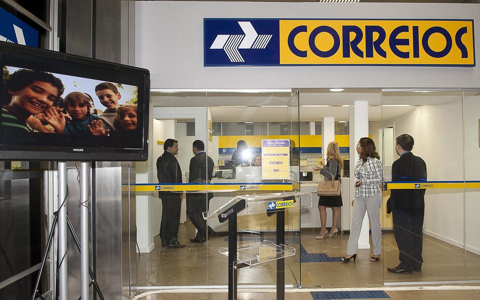 Governo federal estuda uma eventual abertura de capital dos Correios, mas não sua privatização, disse uma fonte governista que acompanha de perto o assunto à agência Reuters; "Simultaneamente ao processo de saneamento da empresa, o governo estuda o futuro dos Correios", disse a fonte, citando que o IPO seria uma dessas opções; Por meio de nota, a empresa diz que "da parte dos Correios, não há nenhum estudo nesse sentido"