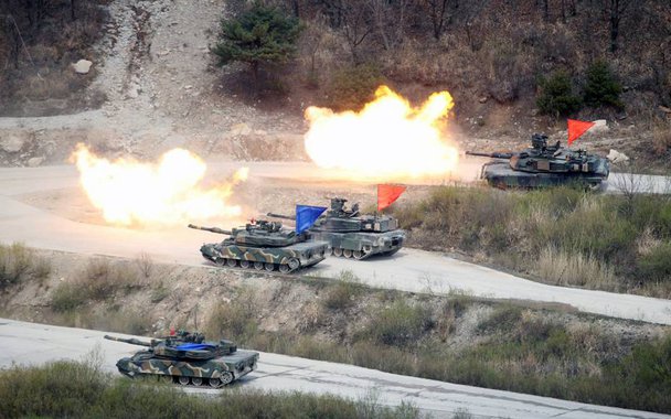 
O presidente dos Estados Unidos, Donald Trump, e o presidente sul-coreano, Moon Jae-in, concordaram, em conversas telefônicas nesta segunda-feira, em fortalecer as capacidades militares conjuntas à luz da crescente crise nuclear na Península da Coreia, afirmou a Casa Branca em comunicado
