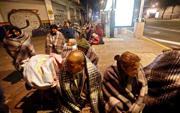 Pelo menos cinco pessoas morreram como consequência do terremoto registrado no final da noite de quinta-feira no México, três no estado de Chiapas e dois em Tabasco, informaram hoje as fontes oficiais; terremoto de magnitude 8,4 na escala de Richter, o maior registrado com sismógrafos na história do país, foi sentido em praticamente metade do país, desde o centro até o sul, além de alguns países vizinhos da América Central