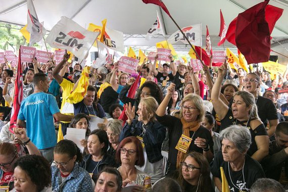 O CPERS Sindicato divulgou nota oficial repudiando a medida anunciada pelo secretário estadual da Educação, Ronald Krummenauer, dando conta da intenção do governo José Ivo Sartori (PMDB) de chamar professores aposentados para “recuperar voluntariamente” as aulas nas escolas onde há professores em greve; “Não concordamos e não vamos admitir tamanho desrespeito com nossos aposentados que estão sempre na luta junto com os demais professores e funcionários de escola em greve por respeito, melhores condições de ensino e melhorias salariais”