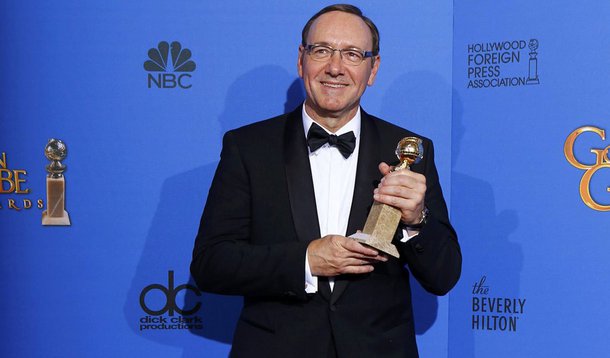 Diretor e os produtores do filme finalizado, mas ainda não divulgado, "Todo o Dinheiro do Mundo", decidiram remover Kevin Spacey da produção, escalar outro ator para seu papel e regravar suas cenas após o surgimento de denúncias de assédio sexual contra o ator; Spacey será substituído pelo veterano Christopher Plummer no papel de Jean Paul Getty, falecido magnata norte-americano do petróleo, no drama dirigido por Ridley Scott sobre o sequestro de seu neto adolescente, John Paul Getty 3º, em 1973