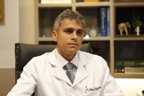 O médico ginecologista Pedro Caldas, de 40 anos, foi atropelado no dia 12 de novembro e faleceu na manhã de hoje, vítima de  complicações de traumatismo craniano grave. O velório será das 8h às 14h deste domingo (16), em Goiânia, na igreja da Paz Universal, localizada no começo da Castelo Branco