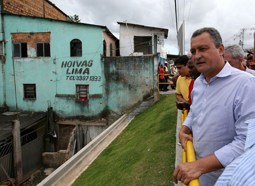 Noites de sono mais tranquilas para mais de 2 mil pessoas que vivem nas proximidades da encosta na Travessa Almirante Tamandaré, em Paripe, no Subúrbio Ferroviário de Salvador; o governador Rui Costa inaugurou na manhã desta quarta-feira as obras de contenção e estabilização da encosta, que corria risco de deslizamento de terra; o investimento de mais de R$ 1,5 milhão incluiu também a recuperação da pista; "Quem vive ou viveu em encosta sabe o que é acordar de madrugada, toda vez que chove forte, com medo da terra soterrar as pessoas. Aqui não, aqui é a segurança de um sono tranquilo, sem risco mesmo com chuva forte. São 165 encostas que estamos realizando em Salvador e Candeias", disse Rui