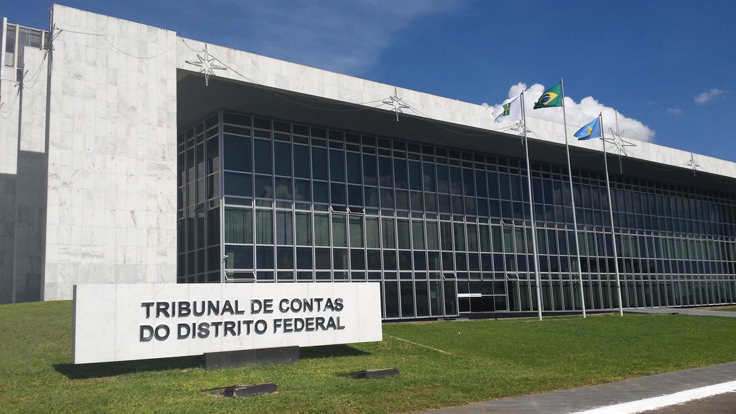 
O Tribunal de Contas do Distrito Federal determinou, neste ano, a suspensão de pelo menos dez obras e licitações do governo local, entre elas três passarelas que seriam construídas na Estrutural e drenagem pluvial do Polo JK, ao lado da BR 040, em Santa Maria; o órgão disse que determina a suspensão de obras quando encontra falhas graves nas construções e que “mesmo assim procura solucioná-las no menor tempo possível”
