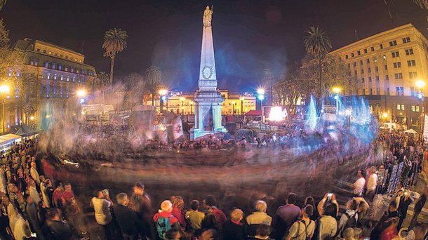 A manifestação dos trabalhadores e sindicatos argentinos contra as "reformas" do governo Macri, realizada no dia 29 de novembro de 2017, reuniu cerca de 300 mil na praça do Congresso da Nação para pressionar os parlamentares a que não aprovem o saqueio na Previdência, a alteração das Leis Trabalhistas e a Reforma Fiscal, nos mesmos moldes das Reformas de Temer no Brasil