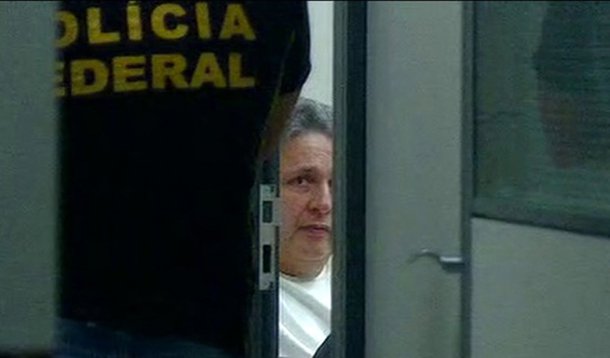 Preso na manhã desta quarta-feira (22), o ex-governador do Rio Anthony Garotinho afirmou em nota que sua detenção é "mais um capítulo da perseguição que vem sofrendo desde que denunciou o esquema do governo (de Sérgio) Cabral na Assembleia Legislativa". Garotinho diz ainda que "nem ele nem nenhum dos acusados cometeu crime algum"; o ex-chefe do executivo fluminense disse que a operação da qual foi alvo não tem "relação alguma com a Lava-Jato"