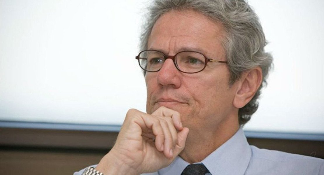 Depois de fazer duras críticas à Polícia Federal e ao governo de Michel Temer em sua coluna semanal em O Globo, o economista Paulo Nogueira Batista Jr. soube que o jornal deixaria de publicar sua coluna; no texto, ele denunciava outra perseguição do governo Michel Temer, dando nomes aos bois inclusive, de quem o destituiu do cargo de Vice-Presidente do Banco de Desenvolvimento dos BRICS