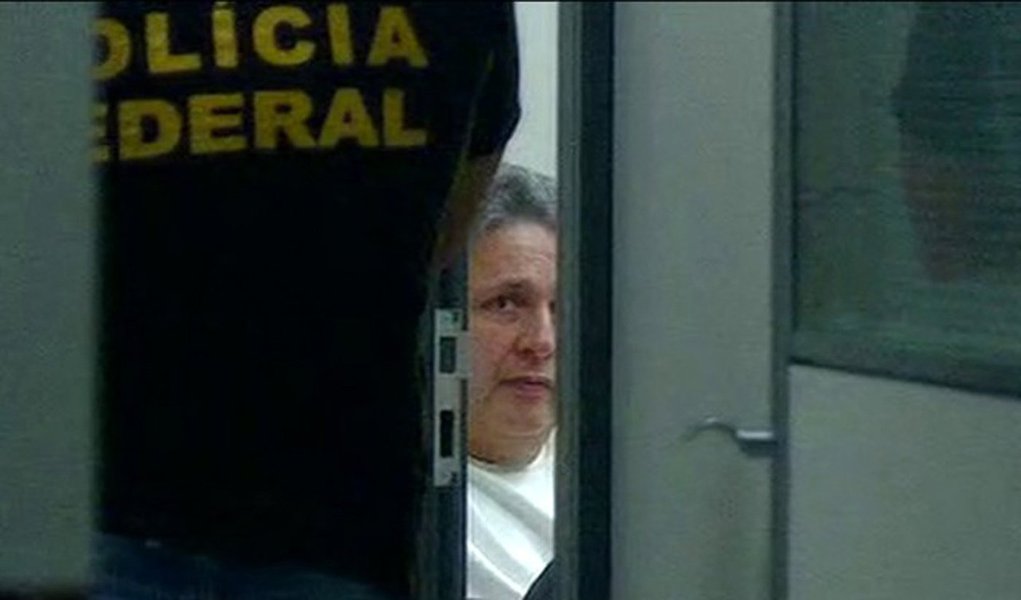 Preso na manhã desta quarta-feira (22), o ex-governador do Rio Anthony Garotinho afirmou em nota que sua detenção é "mais um capítulo da perseguição que vem sofrendo desde que denunciou o esquema do governo (de Sérgio) Cabral na Assembleia Legislativa". Garotinho diz ainda que "nem ele nem nenhum dos acusados cometeu crime algum"; o ex-chefe do executivo fluminense disse que a operação da qual foi alvo não tem "relação alguma com a Lava-Jato"