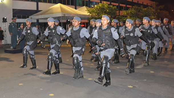 Um total de 102.738 candidatos participam do concurso da Polícia Militar do Maranhão, a se realizar neste domingo (17). São oferecidas 1.214 vagas imediatas, sendo 1.171 vagas para o cargo de Soldado e 43 vagas para 1ª Tenente do quadro de Oficiais da Saúde. Do total de vagas em disputa, 5% são exclusivas a negros e 5% a pessoas com deficiência 
 
 