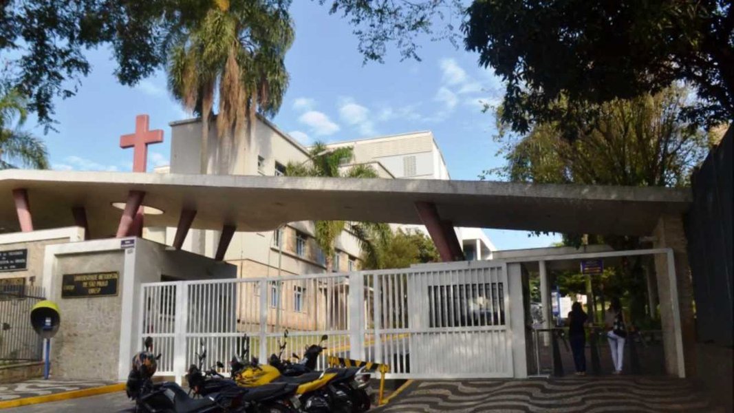 Pelo menos 50 professores da Universidade Metodista de São Paulo foram demitidos nesta semana e a motivação é política, de acordo com o Sinpro ABC (Sindicato dos Professores do ABC); a maioria dos demitidos participou de assembleias para debater atrasos no pagamento de salários; a Metodista teria atrasado diversas vezes o pagamento de salários e de outros direitos dos docentes, como FGTS e férias, desde 2015, segundo o Sinpro