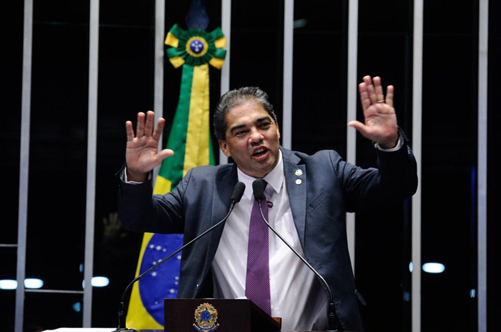 O senador Hélio José (Pros-DF) criticou o decreto de Michel Temer que facilita a privatização de empresas estatais. Publicado em novembro, o decreto 9188 prevê a dispensa de licitação na venda de empresas de capital misto como Eletrobras, Petrobras e Banco do Brasil; Hélio José classificou a “venda expressa” dos ativos como “um acinte à soberania nacional” e “uma indigência lógica na condução da economia brasileira”; vídeo