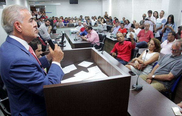O PT lançou a pré-candidatura do deputado estadual Paulo Mourão ao governo estadual, durante evento no no Plenarinho da Assembleia Legislativa, em Palmas; de acordo com parlamentar, o Tocantins vive um momento de amadurecimento em que não deve mais errar; “Quero colocar meu nome como projeto de construção, harmonização, pacificação das forças políticas, não quero intriga com quem quer que seja”, declarou. Paulo Mourão lamentou que o Estado esteja pagando este ano R$ 600 milhões em juros e serviços da dívida, enquanto vai investir menos de R$ 180 milhões, criticou a gestão na área da educação, e defendeu política de descentralização dos investimentos
