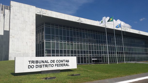 
O Tribunal de Contas do Distrito Federal determinou, neste ano, a suspensão de pelo menos dez obras e licitações do governo local, entre elas três passarelas que seriam construídas na Estrutural e drenagem pluvial do Polo JK, ao lado da BR 040, em Santa Maria; o órgão disse que determina a suspensão de obras quando encontra falhas graves nas construções e que “mesmo assim procura solucioná-las no menor tempo possível”
