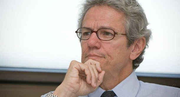 Depois de fazer duras críticas à Polícia Federal e ao governo de Michel Temer em sua coluna semanal em O Globo, o economista Paulo Nogueira Batista Jr. soube que o jornal deixaria de publicar sua coluna; no texto, ele denunciava outra perseguição do governo Michel Temer, dando nomes aos bois inclusive, de quem o destituiu do cargo de Vice-Presidente do Banco de Desenvolvimento dos BRICS
