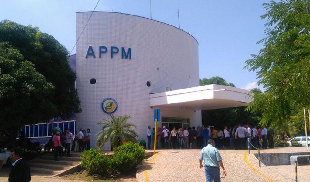 Mergulhados em dívidas que somam 40 bilhões - no Piauí, as dívidas municipais só com precatórios somam mais de R$ 570 milhões - segundo a Confederação Nacional dos Municípios (CNM), os prefeitos de todos os municípios do Brasil vivem a pior crise financeira da história; como consequência, as prefeituras estão com atraso no pagamento da folha de pessoal e sem recursos para pagar o 13º salário e fornecedores; a demissão de servidores também vem acontecendo em várias prefeituras