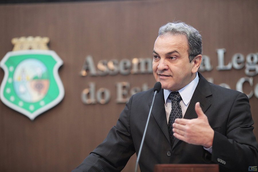 A proposta do Governo do Estado, que iniciou tramitação na Assembleia Legislativa, trata da obrigatoriedade da porta eletrônica em todas as salas com acesso ao público, fechadura com temporizador dos cofres, vidros resistentes a armas de fogo, entre outros itens de segurança; e veda o acesso a pessoas utilizando capacetes, chapéu, bonés, toucas ou lenços, óculos espelhados ou escuros, e uso de fone de ouvidos, que permitam comunicação. Para o deputado Dr. Santana (PT), as mudanças irão assegurar mais tranquilidade aos clientes e trabalhadores nas agências. "Os marginais se utilizam de muitos subterfúgios nas suas ações, e as medidas irão dificultar os assaltos", avaliou