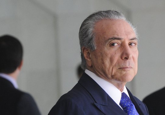 "Com zero de legitimidade, 3% de aprovação e a menos de um ano da eleição presidencial, o Governo Michel Temer quer ir além do que fez o próprio Fernando Henrique Cardo foi em matéria de venda da Petrobras. Em O Globo, Bruno Rosa e Ramona Ordoñes noticiam que o comando da empresa está definindo como será a venda de parte de seis das 14 refinarias da empresa, que somam o refino de 1,235 milhão de barris diários de petróleo, mais da metade da capacidade nacional de processar o petróleo bruto", diz Fernando Brito, do Tijolaço; "Refino de petróleo, como construção de hidroelétricas é negócio de baixa rentabilidade e retorno demorado"