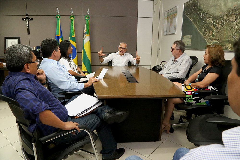 O prefeito Edvaldo Nogueira esteve fora do país na última semana, quando participou do 5º Congresso Mundial sobre Cidades Inteligentes, em Barcelona (Espanha), como membro da delegação brasileira, a convite da Frente Nacional de Prefeitos (FNP), que arcou com os custos da viagem; “Participei em Barcelona do maior e mais importante evento sobre Cidades Inteligentes, oportunidade na qual pude conhecer experiências bem-sucedidas em várias áreas, como mobilidade, limpeza pública, além de discutir sobre o uso da tecnologia na administração pública, para melhorar os serviços oferecidos ao cidadão”, afirmou