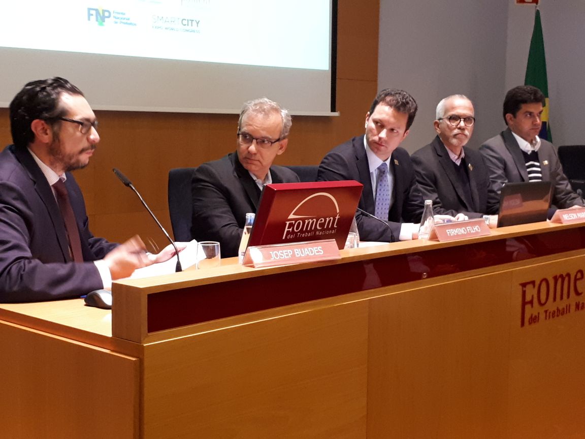 O prefeito Edvaldo Nogueira apresentou as potencialidades de Aracaju e suas possibilidades de investimento a empresários europeus, no 7° Congresso sobre Cidades Inteligentes, que acontece em Barcelona; o chefe do executivo está na cidade espanhola como membro da delegação brasileira da Frente Nacional de Prefeitos (FNP), que arcou com os custos da viagem; “O primeiro dia em Barcelona foi bastante produtivo. Além de conhecer ações da administração da cidade e projetos de parceria público-privada, pude expor aos empresários da Catalunha os atrativos da nossa cidade. Mostrei que Aracaju é um destino importante e viável para investimentos. Falei da nossa rede de serviços públicos e como a cidade está avançando nas possibilidades de parcerias com a iniciativa privada”, afirmou