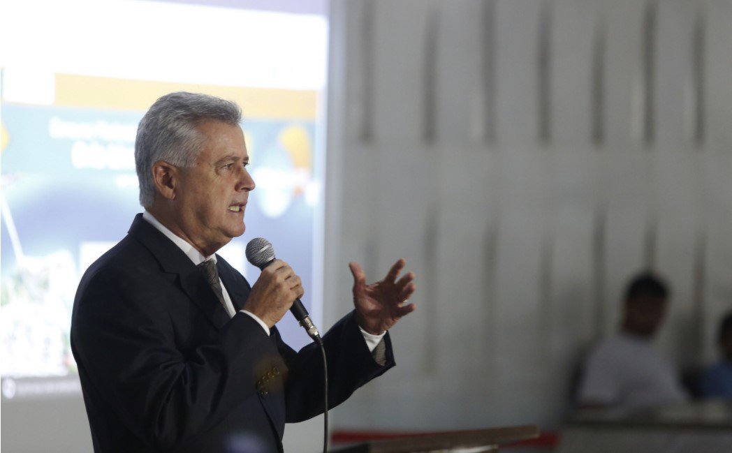 O governador do Distrito Federal, Rodrigo Rollemberg (PSB), comentou o racha com a Câmara Legislativa por causa da rejeição da emenda que permitia ao governo usar R$ 1,2 bilhão do Instituto de Previdência dos Servidores do DF (Iprev) no ano que vem; "Nunca vi, em toda a minha vida legislativa, a amputação de um orçamento como a CLDF tentou fazer no primeiro turno (de votação do orçamento), retirando R$ 1,2 bilhão que seria destinado à saúde, à educação e para obras", disse