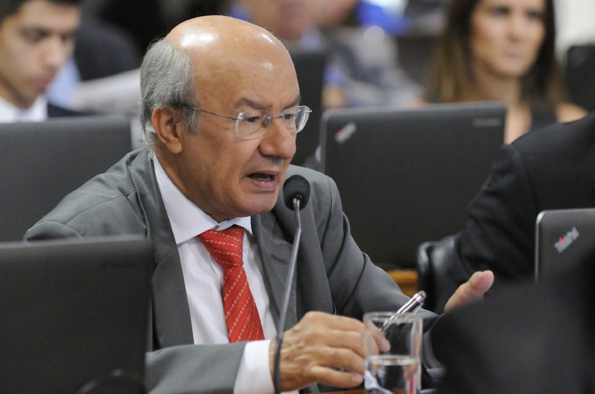 O senador José Pimentel (PT-CE) apresentou um projeto de decreto legislativo para anular os efeitos da decisão do presidente Michel Temer de autorizar empresas controladas pelo Estado a venderem seus ativos sem licitação. Para o senador petista a medida assinada por Temer "faz parte de um grande plano de privatização do governo, de abertura do país ao capital financeiro estrangeiro, com o risco de entrega de todas as riquezas do país”