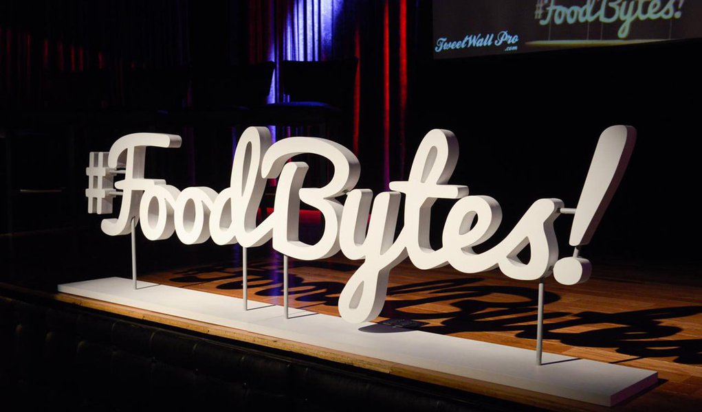 Estão abertas as inscrições para o FoodBytes! 2018 que ocorrerá em São Francisco, Montreal e Nova York tendo início em março; desde sua primeira edição mais de 1700 empresas se inscreveram para fazer um pitch para um público de mais de 2700 pessoas; a FoodBytes! é uma iniciativa do Robobank, um banco mundial de alimentos e agricultura dedicado à construção de um melhor futuro alimentar; a competição foi criada para que empreendedores inovadores, líderes de indústria, investidores e startups se reúnam promovendo um espaço para o empreendedorismo prosperar
 