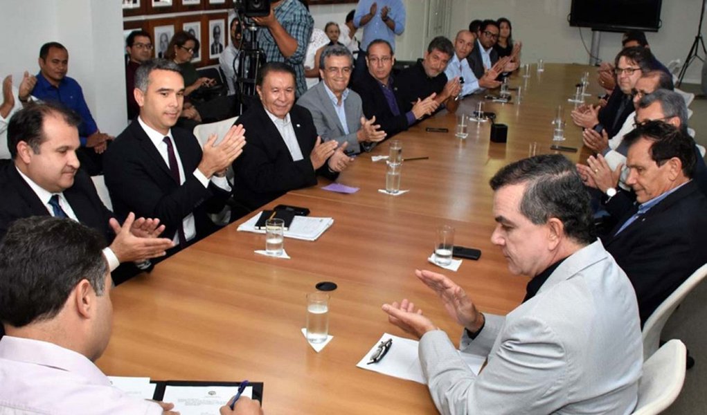 O governo de Alagoas assinou decreto que concede tratamento tributário diferenciado aos contribuintes atacadistas de medicamentos e de material médico-hospitalar; medida proporciona, ainda, maior competitividade ao setor, reduz o preço dos produtos ao consumidor final, preserva os empregos gerados e abre espaço para a geração de novos postos de trabalho; "Esse ato é uma demonstração de que o Governo do Estado está conectado com as necessidades da iniciativa privada e toma as medidas necessárias para manter Alagoas competitivo com relação aos demais Estados do Nordeste", disse o governador Renan Filho