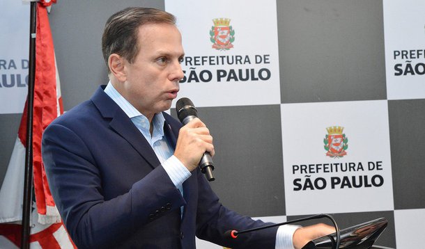 Prefeito de São Paulo, João Doria (PSDB), criticou o "choque de capitalismo" defendido pela legenda tucana em seu texto-base visando as eleições de 2018; segundo ele, a expressão é uma "bobagem" e o Instituto Teotônio Vilela, responsável pelo texto, deve falar a "linguagem do povo", em "emprego e oportunidade"; "Manda parar com choque de capitalismo, essa bobagem. Vamos falar a linguagem do povo. Gente simples e humilde não está preocupada com choque nem com capitalismo. Não entende o que é isso. Avisa lá no Instituto Teotônio Vilela para falar a linguagem do povo. O povo quer emprego e oportunidade", disparou