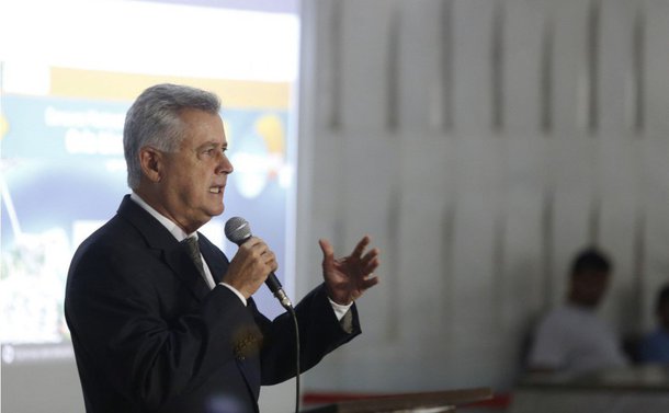 O governador do Distrito Federal, Rodrigo Rollemberg (PSB), comentou o racha com a Câmara Legislativa por causa da rejeição da emenda que permitia ao governo usar R$ 1,2 bilhão do Instituto de Previdência dos Servidores do DF (Iprev) no ano que vem; "Nunca vi, em toda a minha vida legislativa, a amputação de um orçamento como a CLDF tentou fazer no primeiro turno (de votação do orçamento), retirando R$ 1,2 bilhão que seria destinado à saúde, à educação e para obras", disse