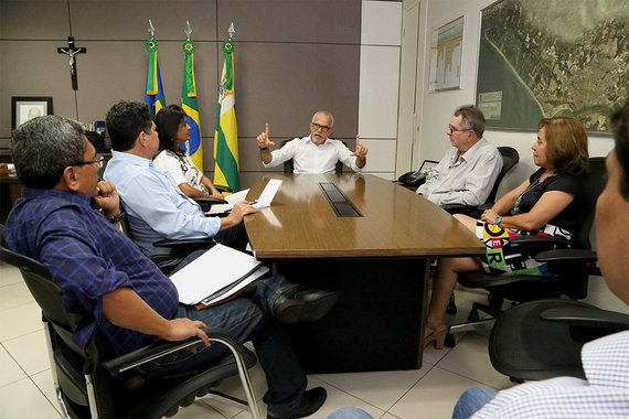 O prefeito Edvaldo Nogueira esteve fora do país na última semana, quando participou do 5º Congresso Mundial sobre Cidades Inteligentes, em Barcelona (Espanha), como membro da delegação brasileira, a convite da Frente Nacional de Prefeitos (FNP), que arcou com os custos da viagem; “Participei em Barcelona do maior e mais importante evento sobre Cidades Inteligentes, oportunidade na qual pude conhecer experiências bem-sucedidas em várias áreas, como mobilidade, limpeza pública, além de discutir sobre o uso da tecnologia na administração pública, para melhorar os serviços oferecidos ao cidadão”, afirmou